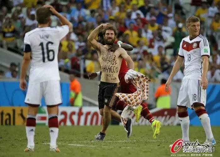 球迷冲进球场拥抱梅西被拘留,球迷冲进球场拥抱梅西拘留