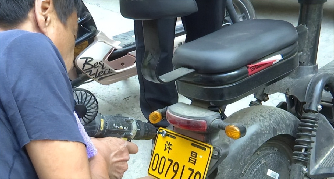 电动自行车牌照被套牌可以立案嘛,电动车牌照违规能拍到吗