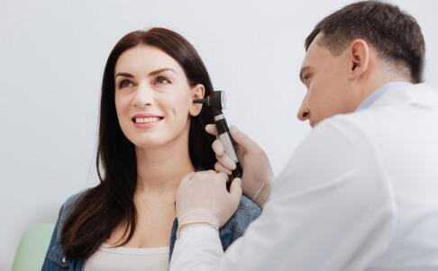 三个动作应对耳鸣打通耳部经络,耳鸣怎么办教你一招解决方法