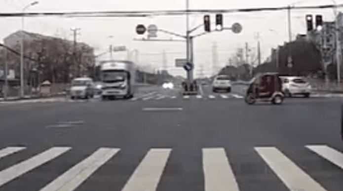 一代神车“老头乐”遭封杀禁止上路？大爷们破防：能开汽车谁买它