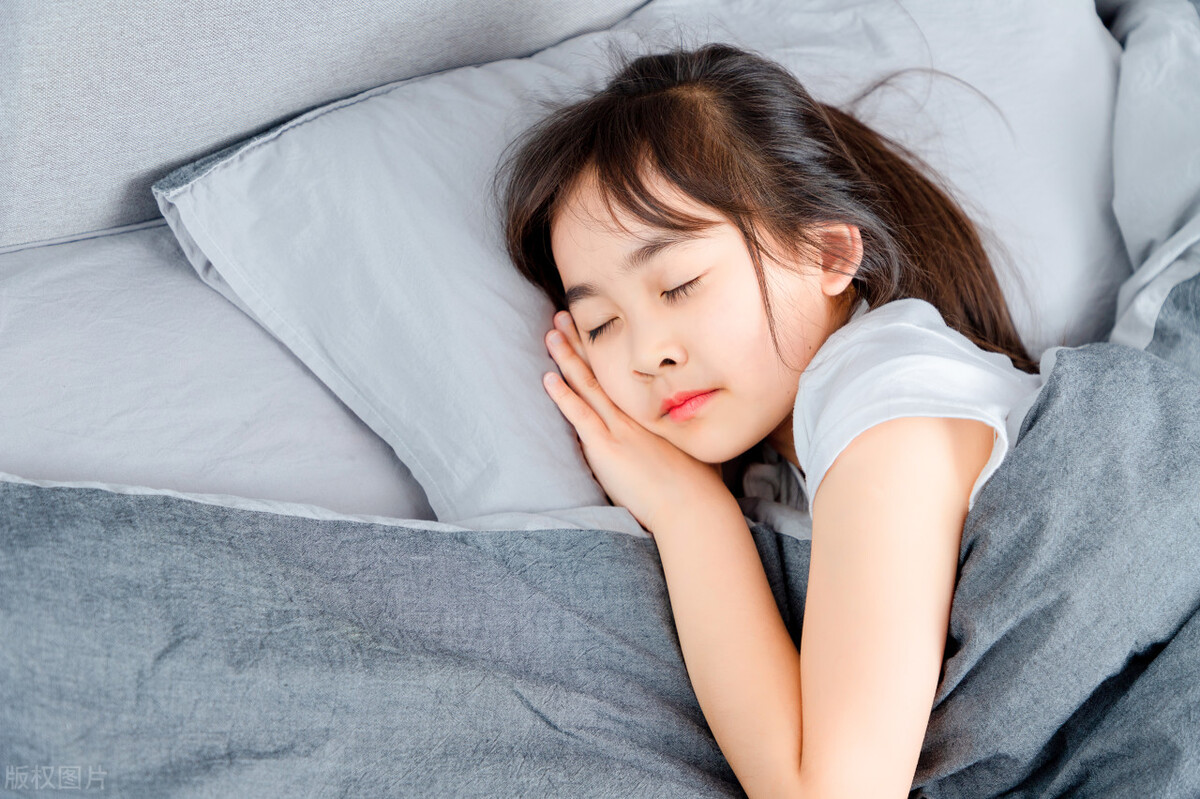 11岁女孩来月经还会长高,11岁女孩来月经正常吗还能长高吗