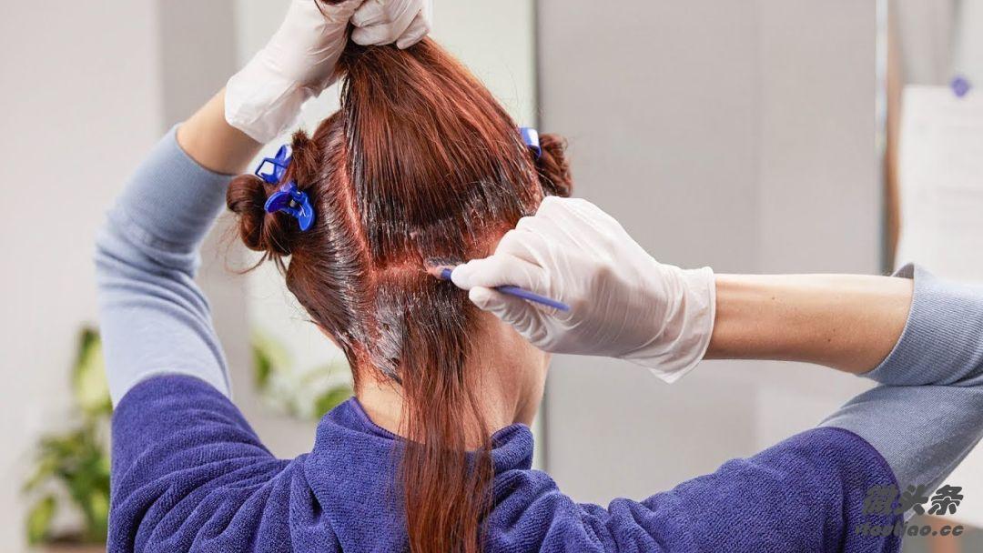 自己染发要褪色还是软发,干头发染发好还是湿的头发染发好