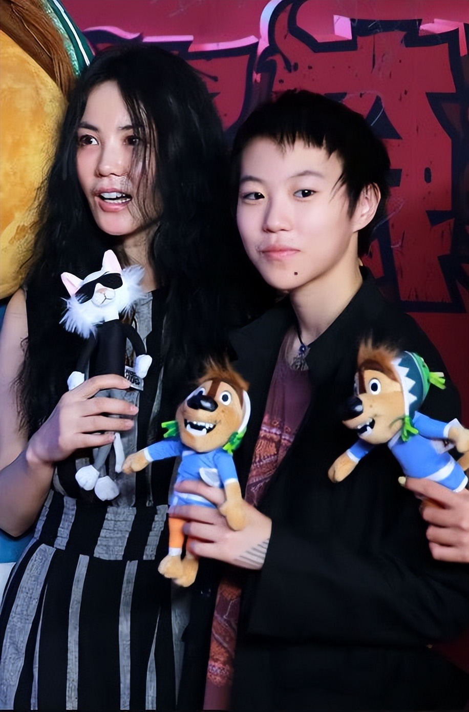 王菲和谢霆锋最真实感情最新消息,谢霆锋王菲机场牵手说明了什么