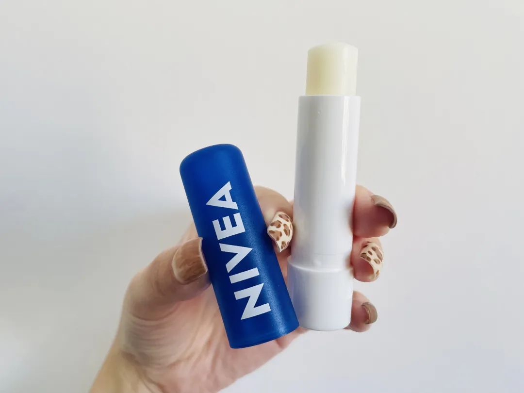 润唇膏为何越涂越干呢,涂了这么多年的润唇膏