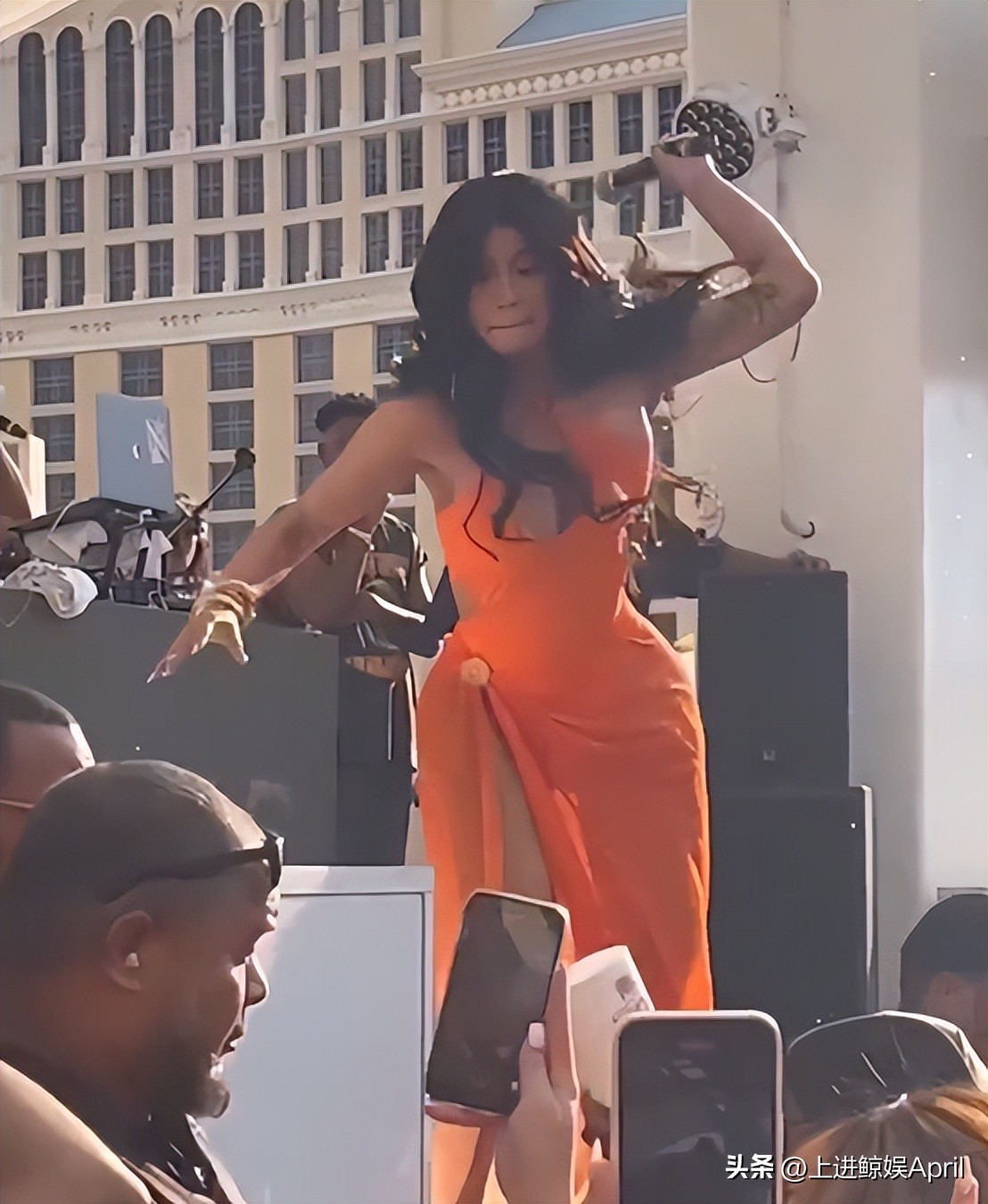 不穿*裤内**，秀棉条？美国女星CardiB，彻底揭开了无限自由的遮羞布