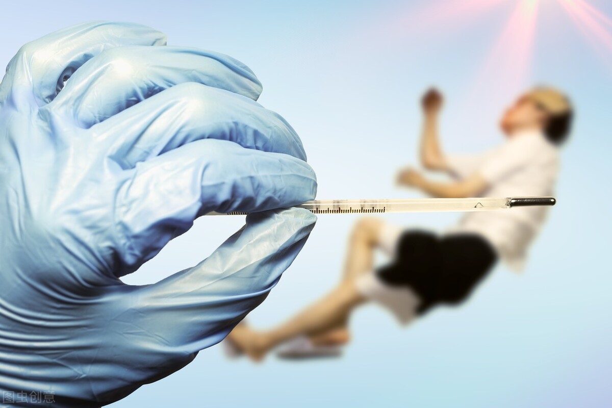 78岁老人晕倒后抽搐，体温高达40度？医生提醒：这是重度中暑