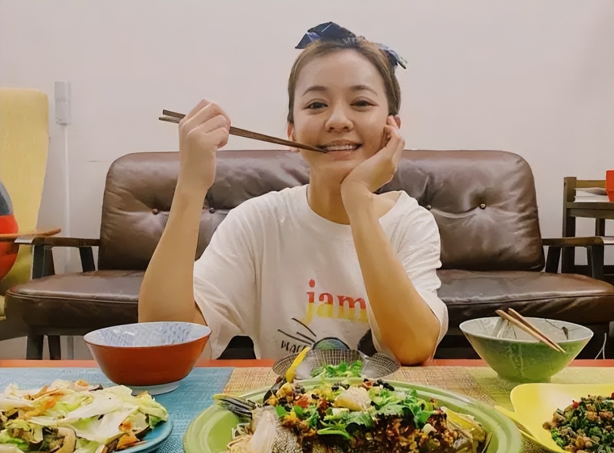 脖子青筋暴起、胸部瘦成排骨，这8位女明星的审美太畸形了