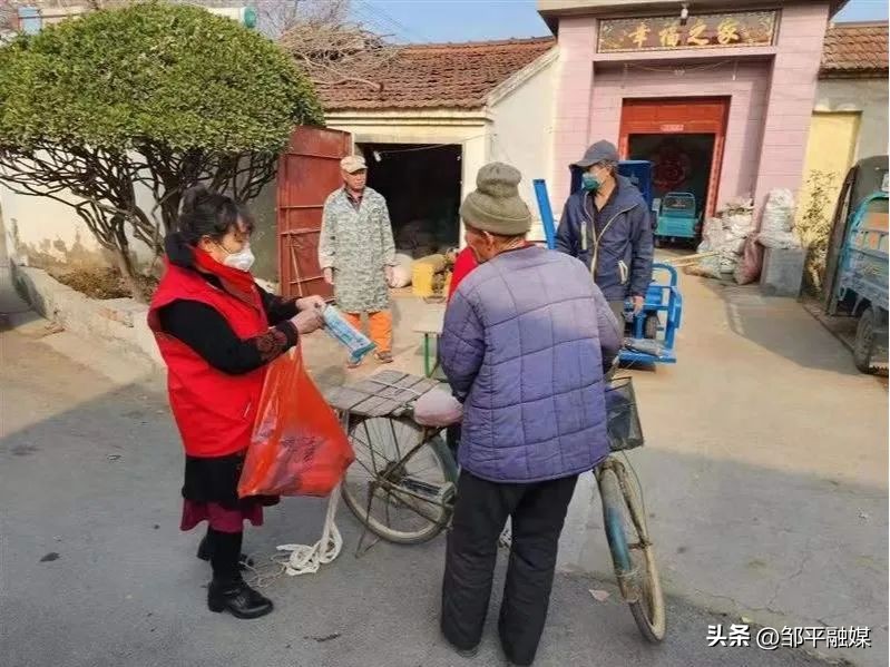 党员走进扶贫户送温暖活动,在职党员进社区爱心超市送温暖