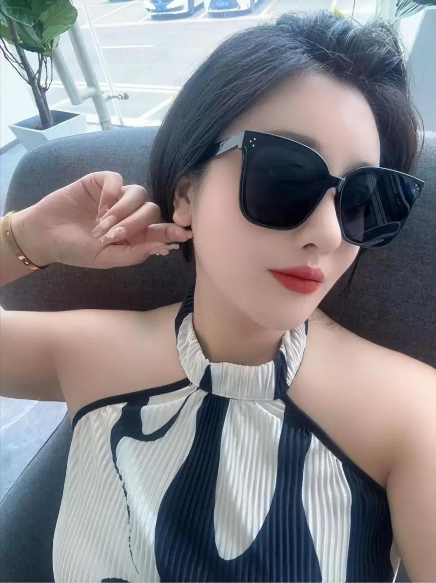 山东姑娘体重接近200斤，曾产生轻生念头，现靠身材挣钱每天3000