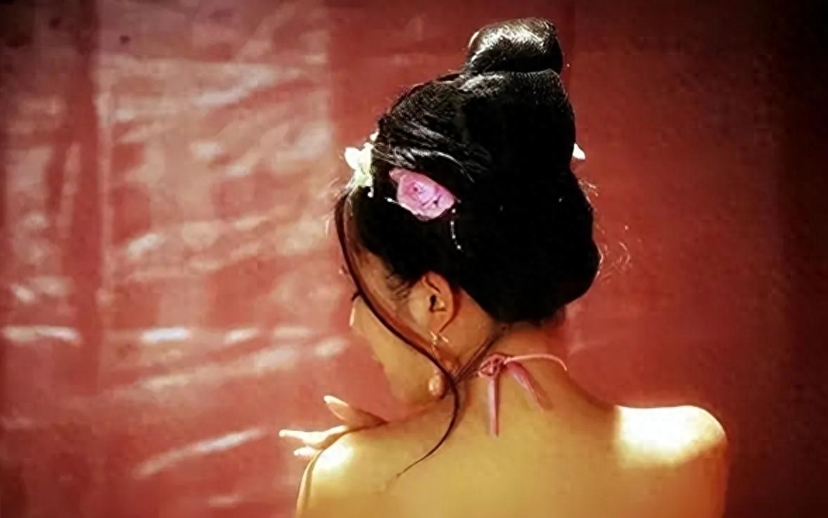 欲望狂潮：8000元裸替群演揭秘，真实床戏吻戏全程曝光！