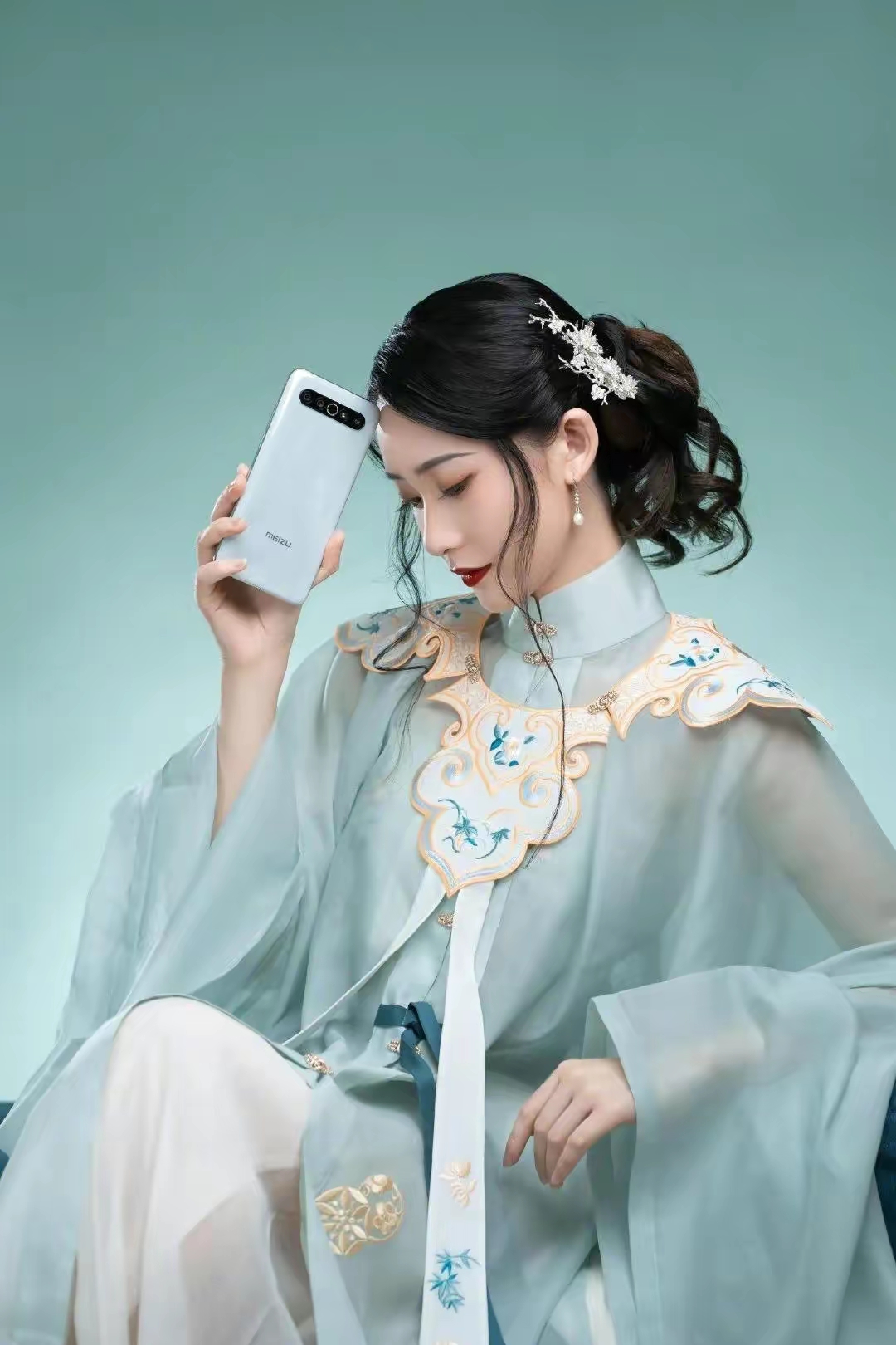 本以为魅族女模特就是机圈最好看的，没想到荣耀却还要更胜一筹