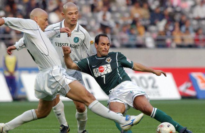 黑白两重天:球场狂欢,牢狱徘徊