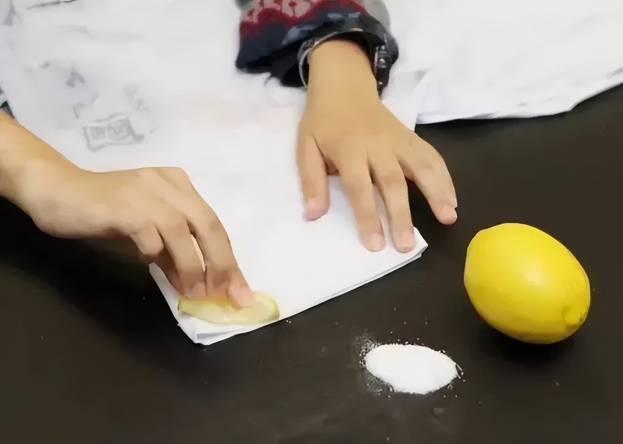 白色衣服腋下发黄怎么洗白小妙招,白衣服发旧发黄怎么办