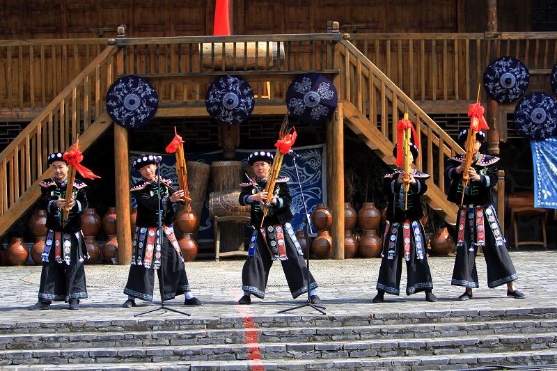 贵州西江千户苗寨最新视频,西江千户苗寨的大妈