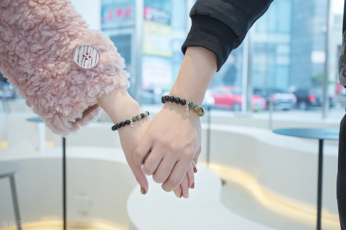 戴银手镯到底能不能吸收身体毒素,身体有问题银手镯会变黑吗