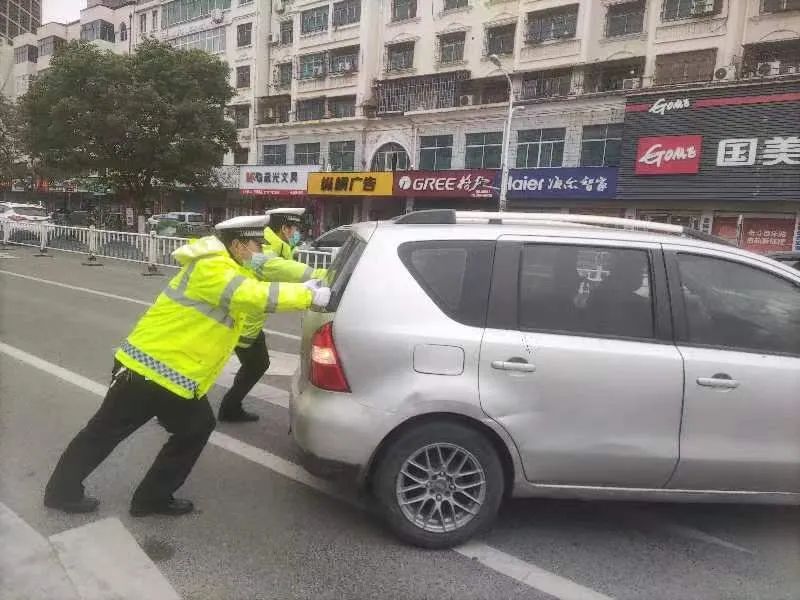 节日我在岗公安守护平安不打烊,节日我在岗户籍民警不打烊