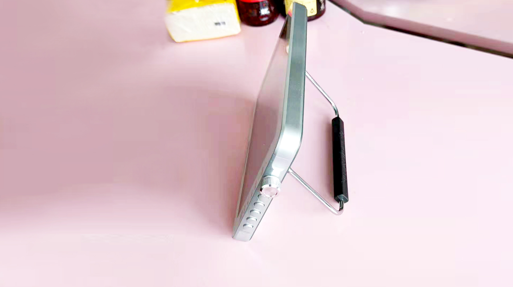 便携式10英寸屏幕，这台国产厦新移动电视，数十个频道开机就能看