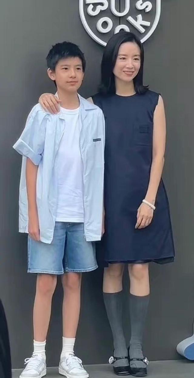 43岁董洁演“*妇情**”，教科书式撩汉，不靠颜值靠懂事