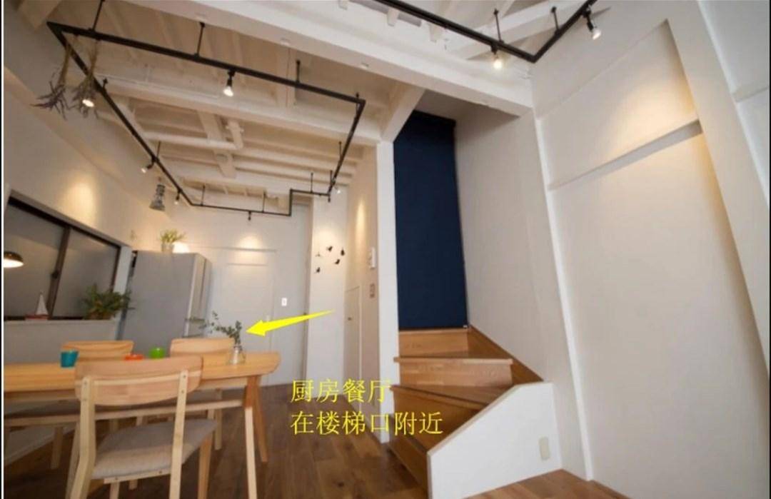 阁楼楼梯口封闭帘子,室内楼梯口怎么遮挡美观不跑热气