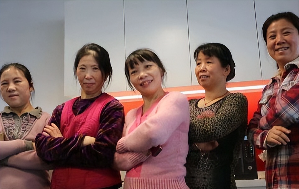 闺蜜花20万试管生混血宝宝视频,30岁女模特试管生下混血三胞胎