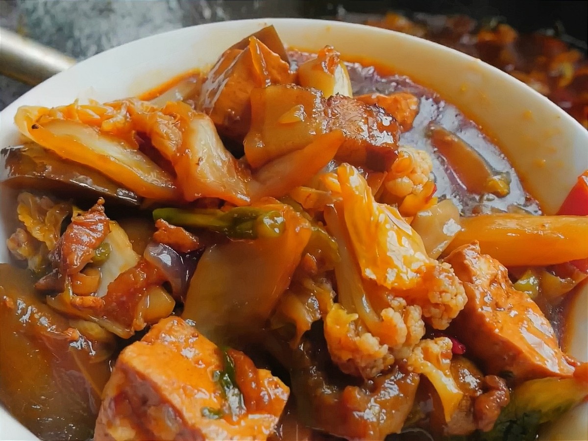 河北农村小馆子，开在村口集装箱，10元管够吃，烙饼炖菜真香