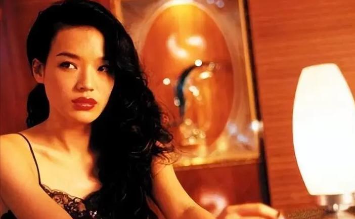 10岁她赤身露体，20岁又声称自己还是处女，“美国舒淇”裸照丑闻