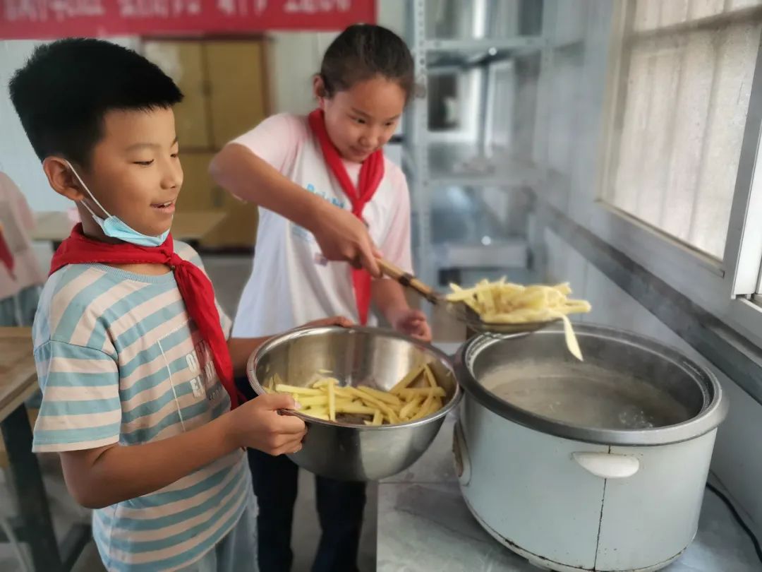 “土”露汗水“豆”耘童年——东风小学劳动教育实践活动之土豆丰收季