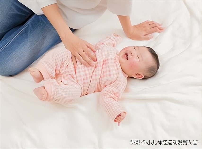 把婴儿手脚包起来睡觉好吗,三个半月的宝宝四肢使劲绷直