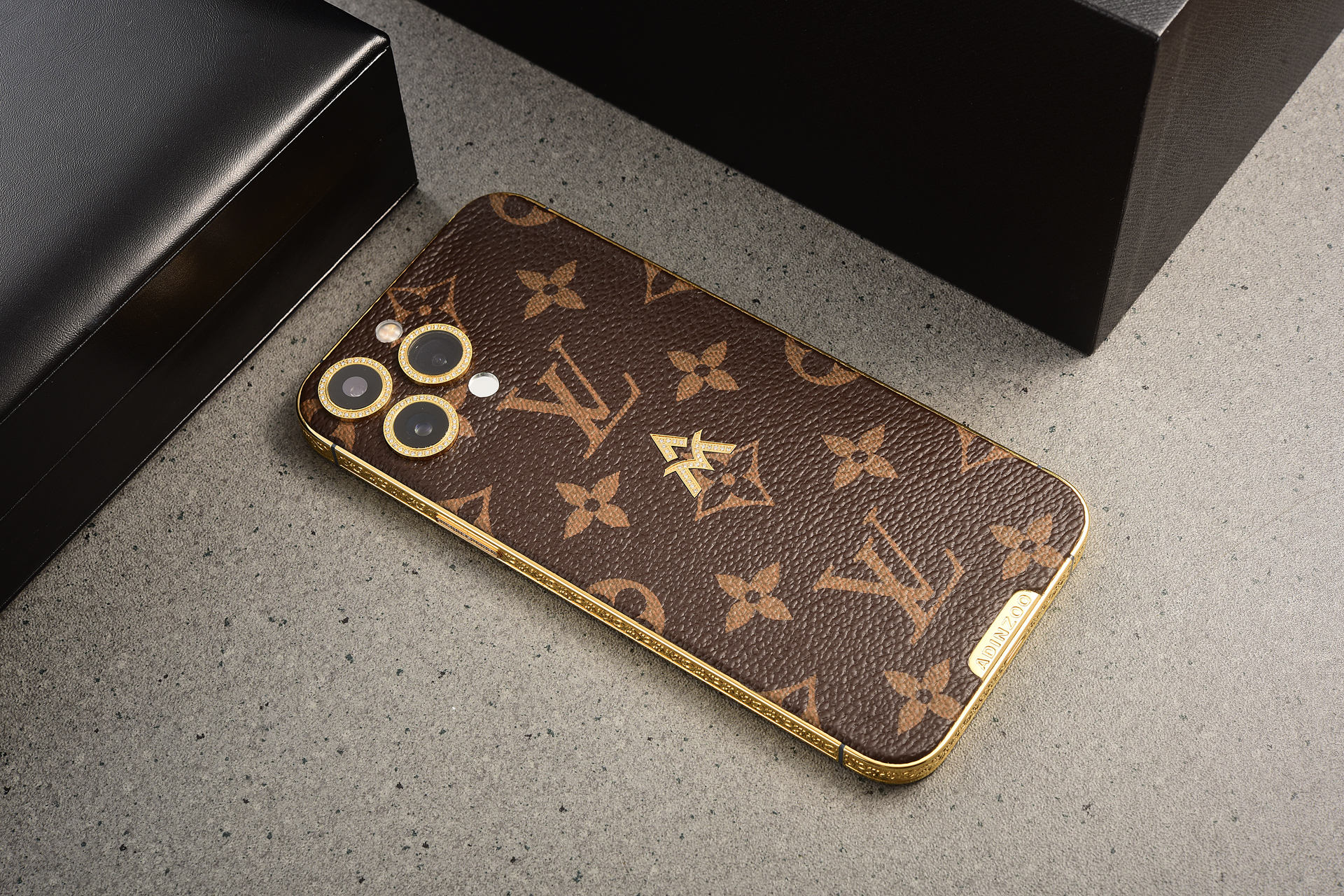 年轻人的第一款LV，不一定非要包包，也可以是LV定制iPhone