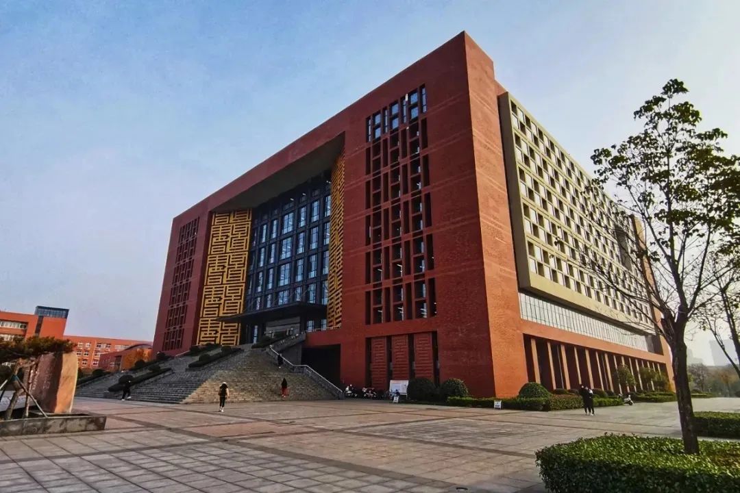 选择郑州城轨交通学校,郑州航院一本还是二本呢