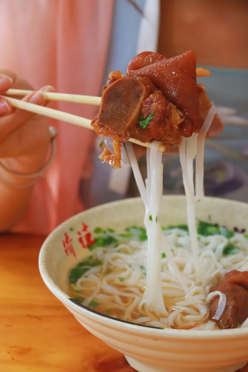 这座海滨小城可真美丽,小众旅行海边小城市