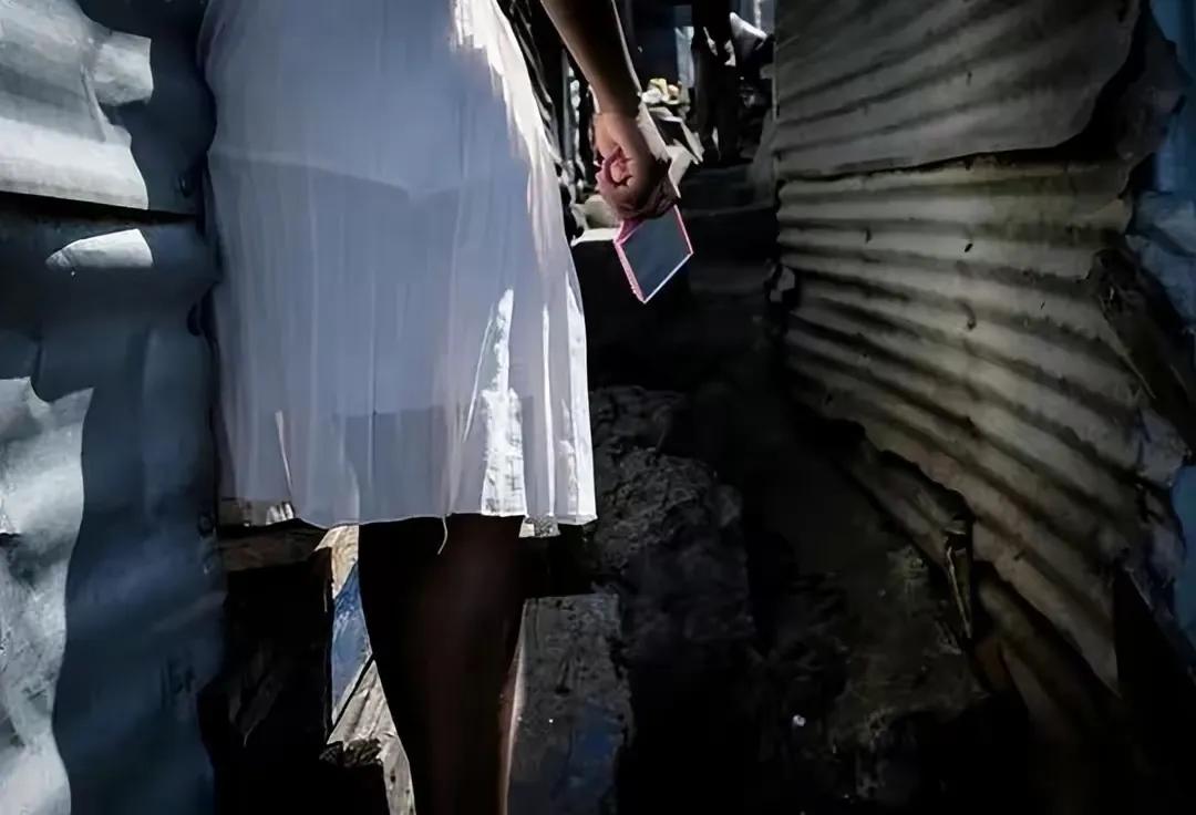 还没足球场大的非洲小岛，住了1000个居民，其他人还拼命往这里挤