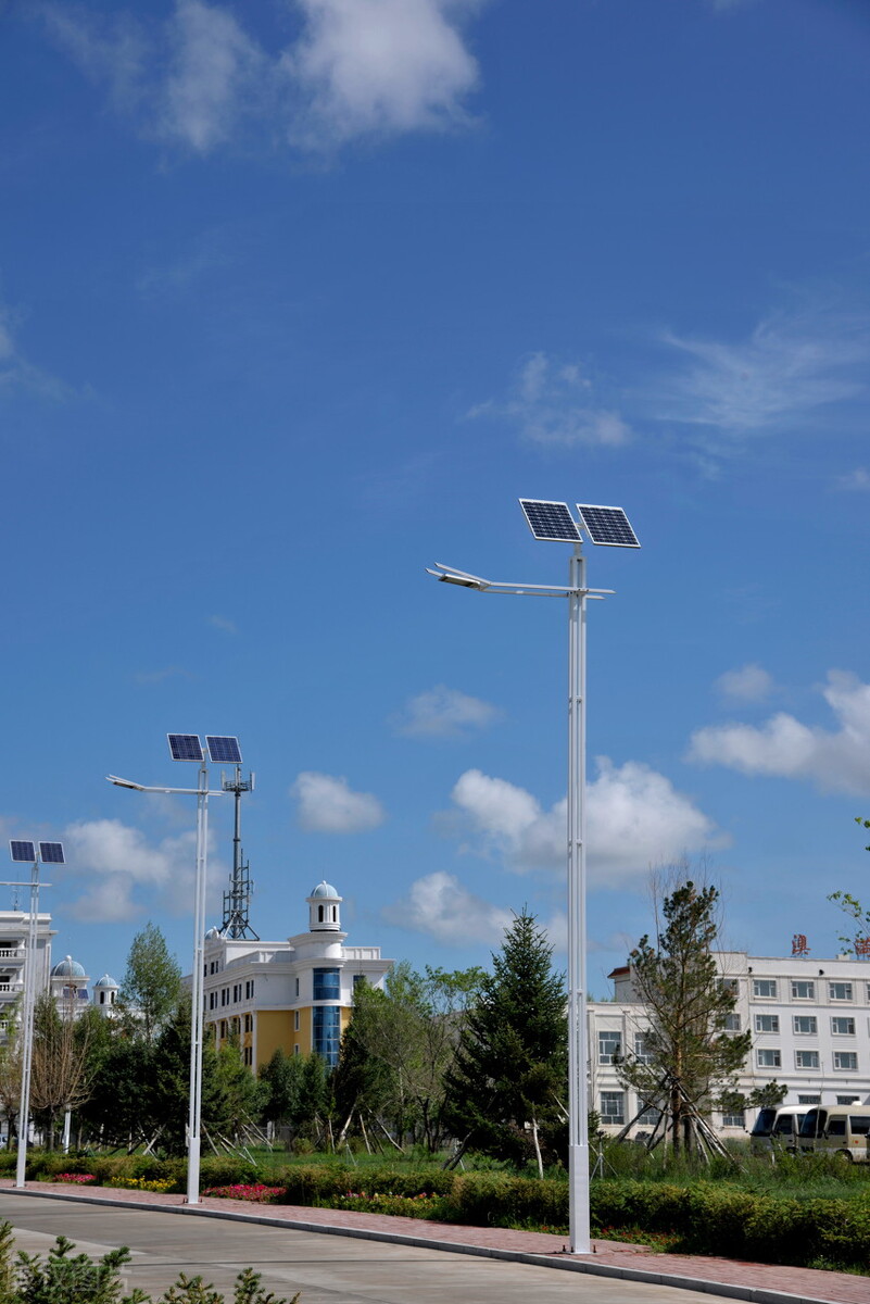 6米的太阳能路灯和杆子多少钱,6米太阳能路灯200v