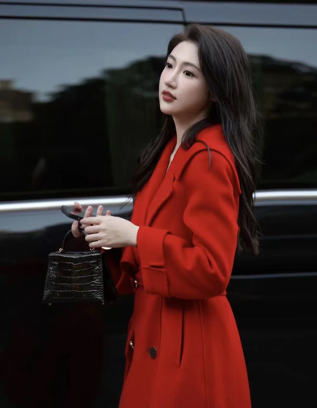 黑色大衣搭配什么颜色毛衣显高级,深棕灰色格子大衣怎么穿出高级感