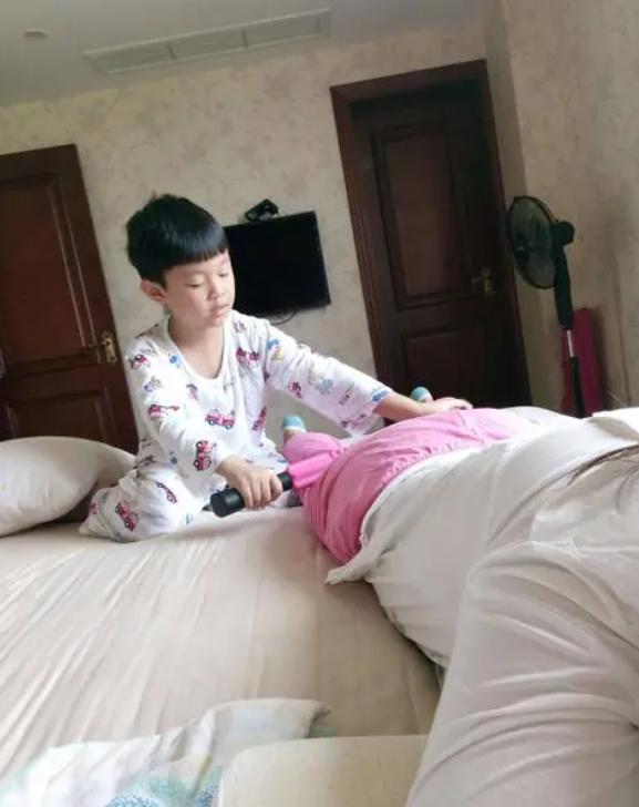 儿子帮妈妈按摩肩颈,儿子帮妈妈按摩背部