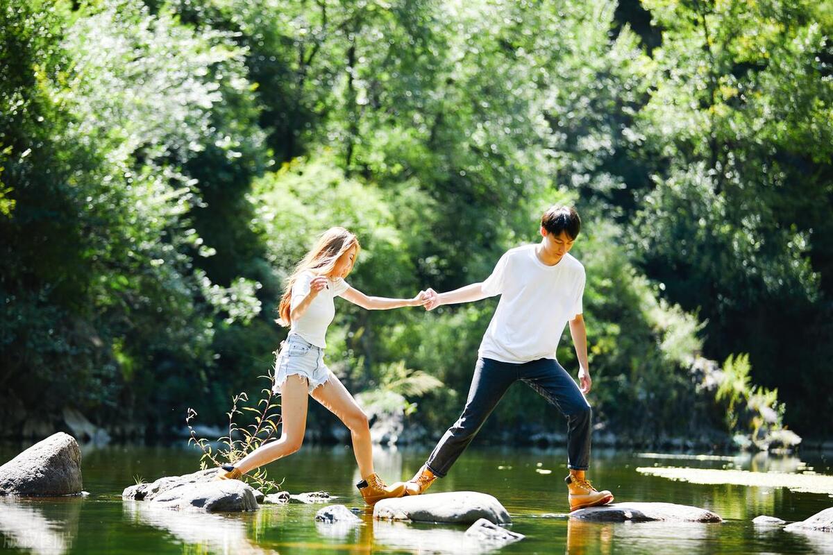 我五一回娘家，不放心保姆照顾卧床的老公，查看监控后倒吸一口气