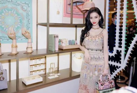 黄晓明叶珂首曝同框照,黄晓明送了多少颗钻戒给杨颖