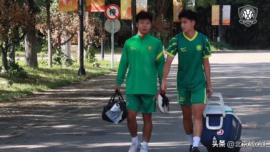 三位北京高中生，走进顺义国安基地，传承死磕精神，引起球迷热议