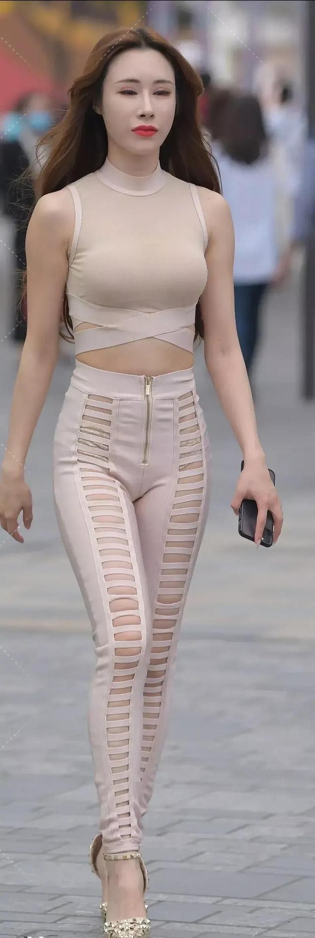 白色阔腿牛仔裤穿搭效果图,深灰色宽松束腿裤气质穿搭风格