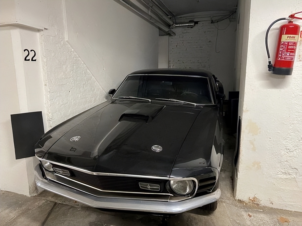 7万英镑！英国一个仅两米宽的停车位出售，司机只能打开一扇门