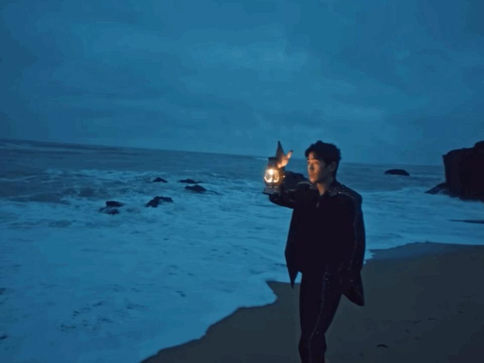 时尚芭莎肖战银发造型高清,肖战登时尚芭莎封面人物