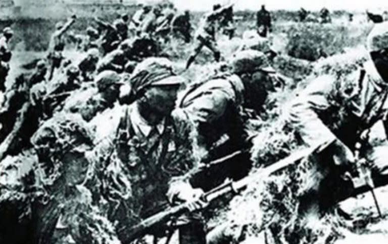 毛主席：驴先迈左脚还是右脚？卫立煌不解，听完主席解释恍然大悟