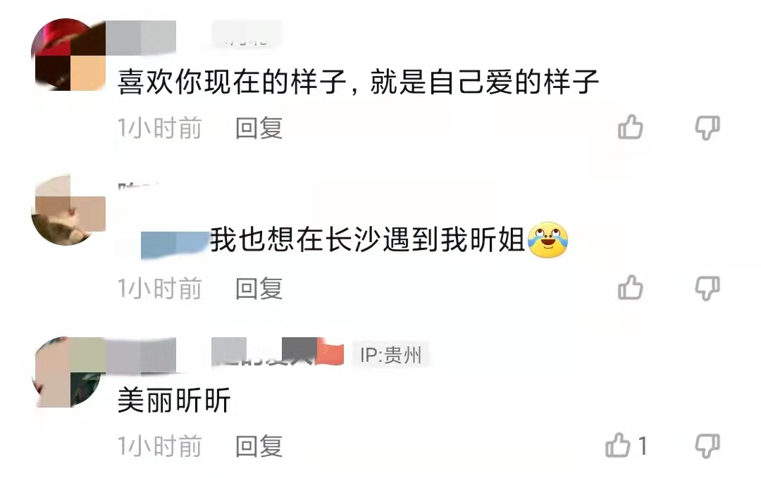 吴昕携弟妹逛夜市，用9元手机壳穿千元拖鞋，胃口大用推车装小吃