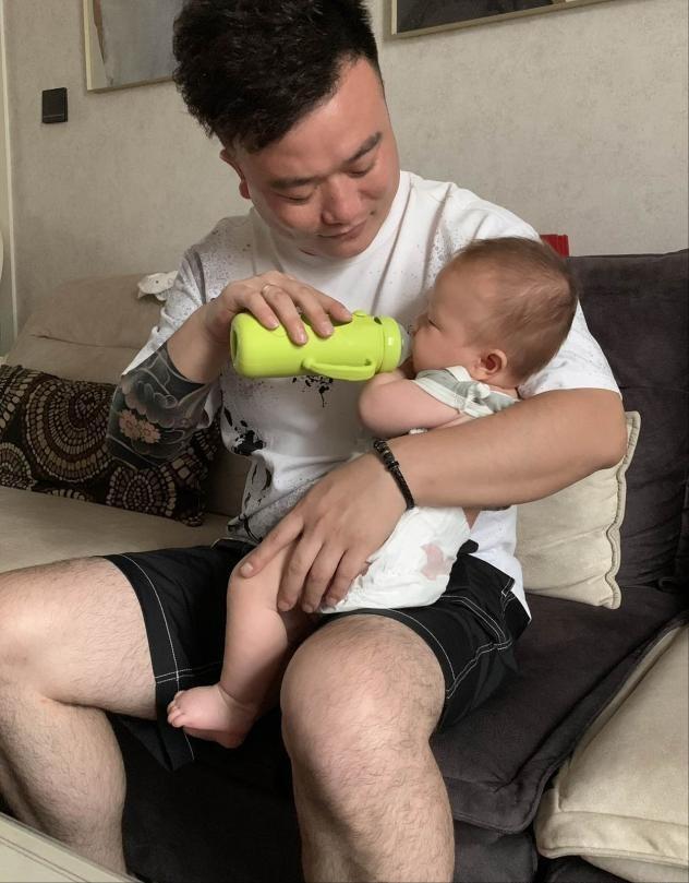 我，32岁奶爸，独自在非洲带娃创业，为了孩子安全，每天带俩警察