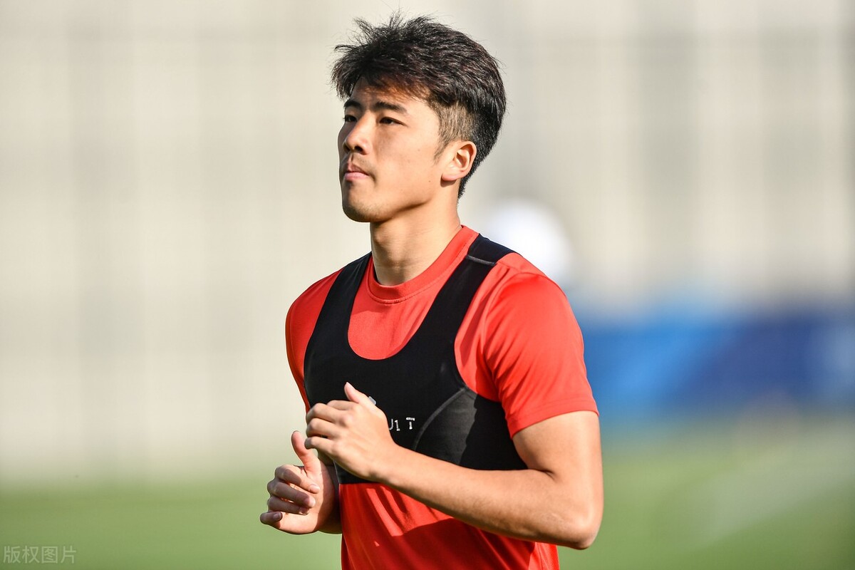 他上赛季还是上港主力，本赛季却连大名单都进不了，曾是国脚