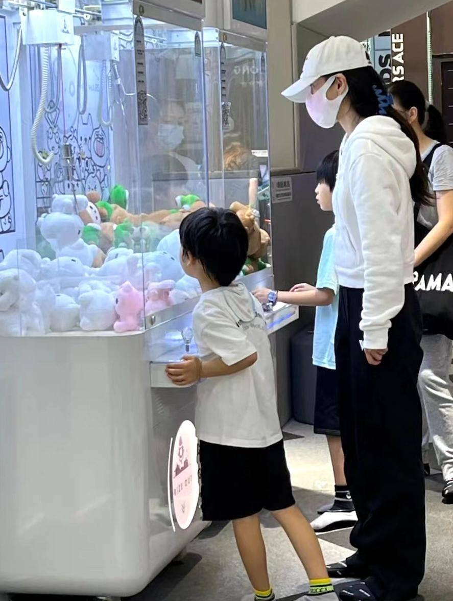 杨颖带儿子去三亚旅行,杨颖带娃去参加公益活动