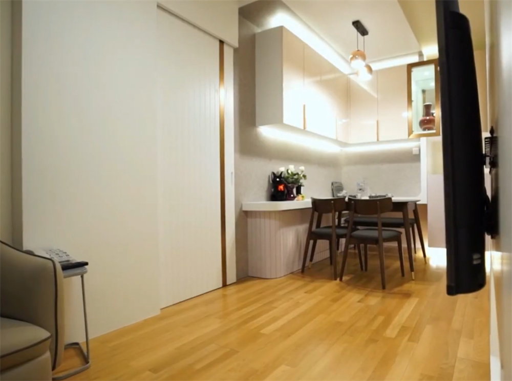 香港一家4口居住110尺劏房,香港一家五口住在豪宅