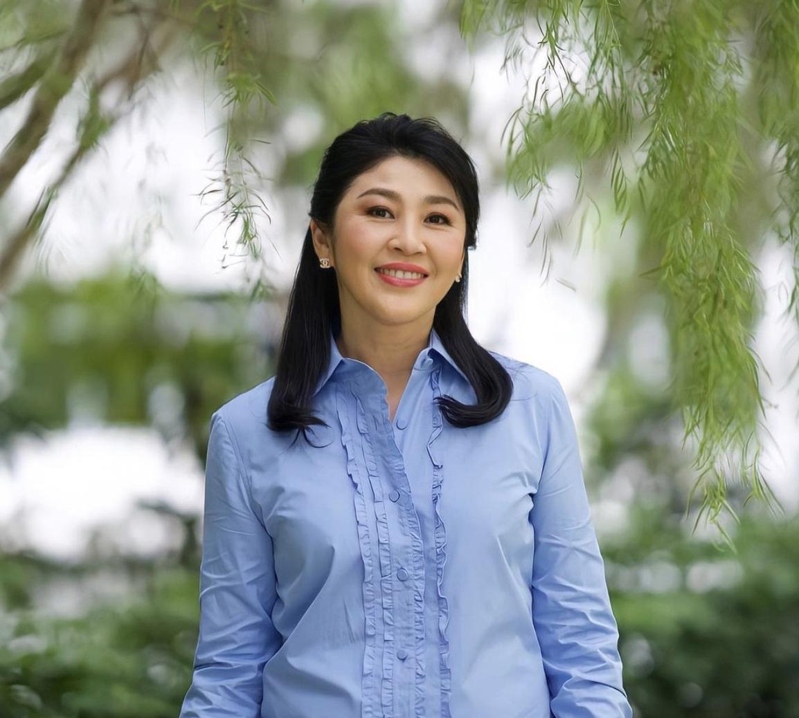 英拉穿长裤照片,54岁英拉穿粉衣扮嫩