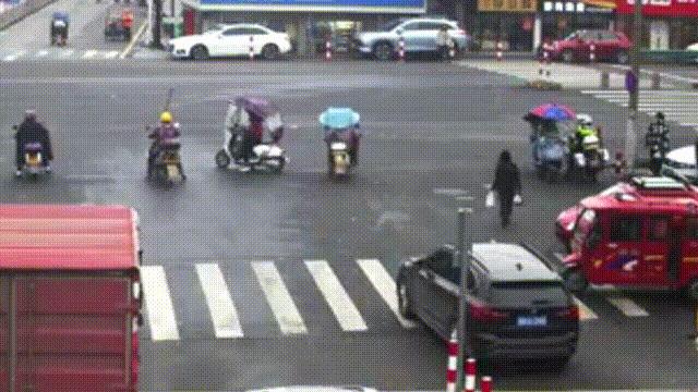 外卖小哥带着孩子送外卖警察帮忙,外卖小哥在十字路口执勤