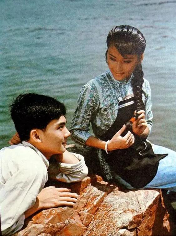 歌手成方圆年轻时候的照片,成方圆是80年代的当红歌星